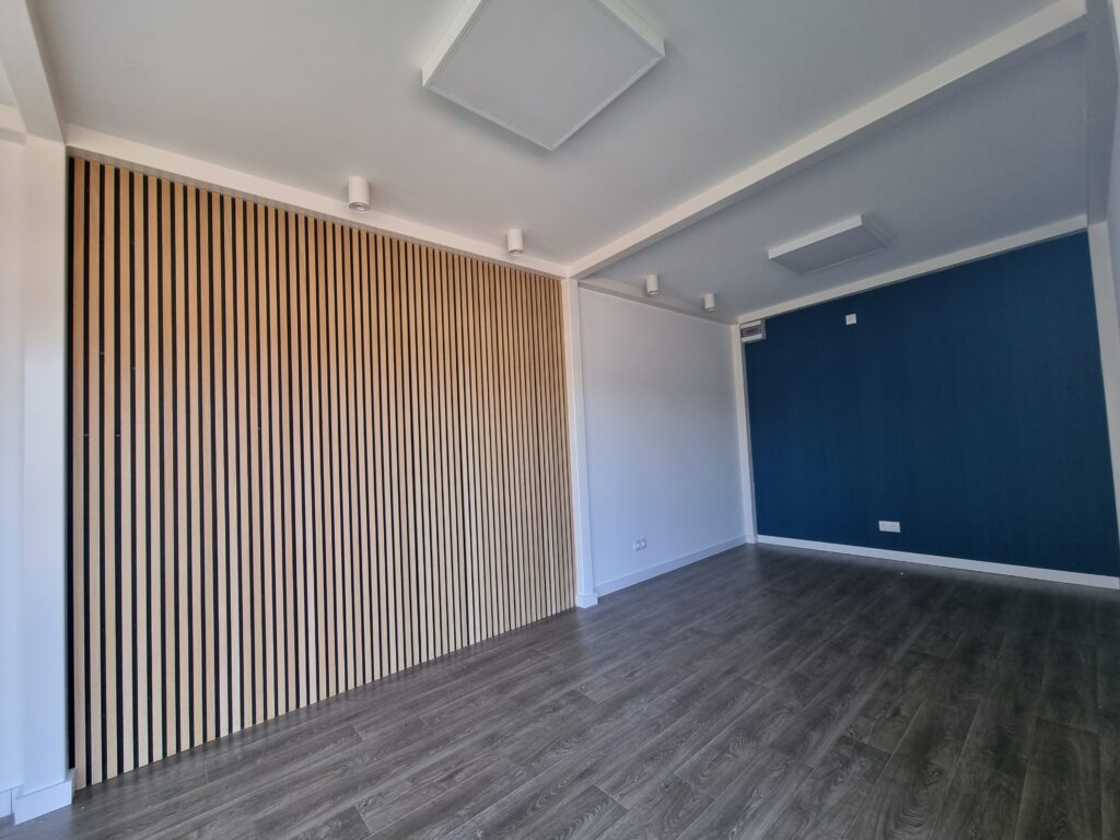 Pavillon indretning med paneler og farve.