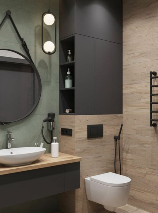 Fokus på funktionalt badeværelse med indbyggede hylder til opbevaring samt et væghængt toilet, hvilket får rummet til at fremstå rummeligt og velorganiseret.