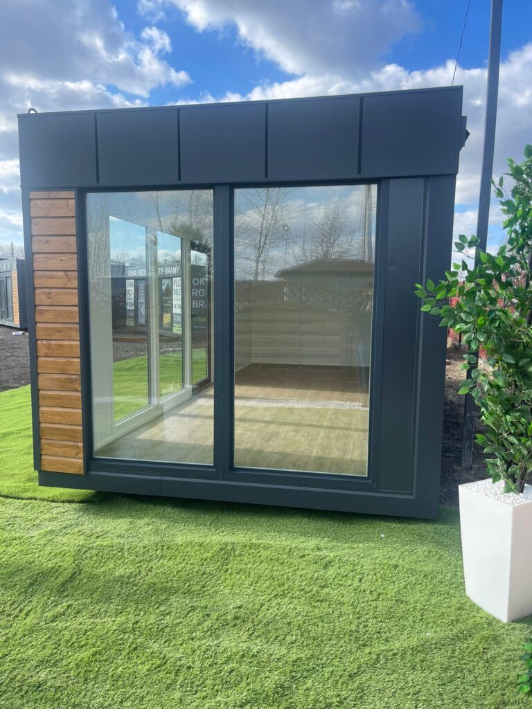 Pavillon med fokus på lys og rummelighed.