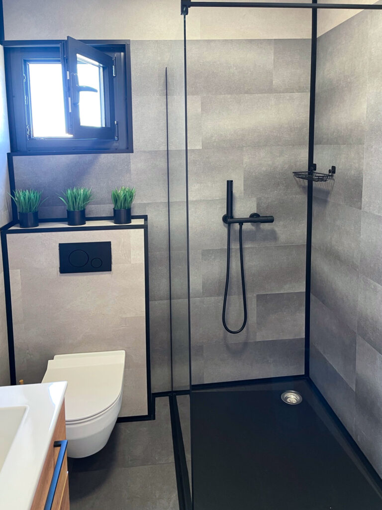 Badeværelse i grå og sorte toner