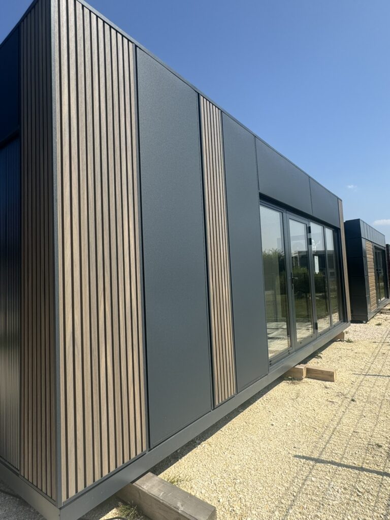 Stor pavilion i sort med trælook spiler