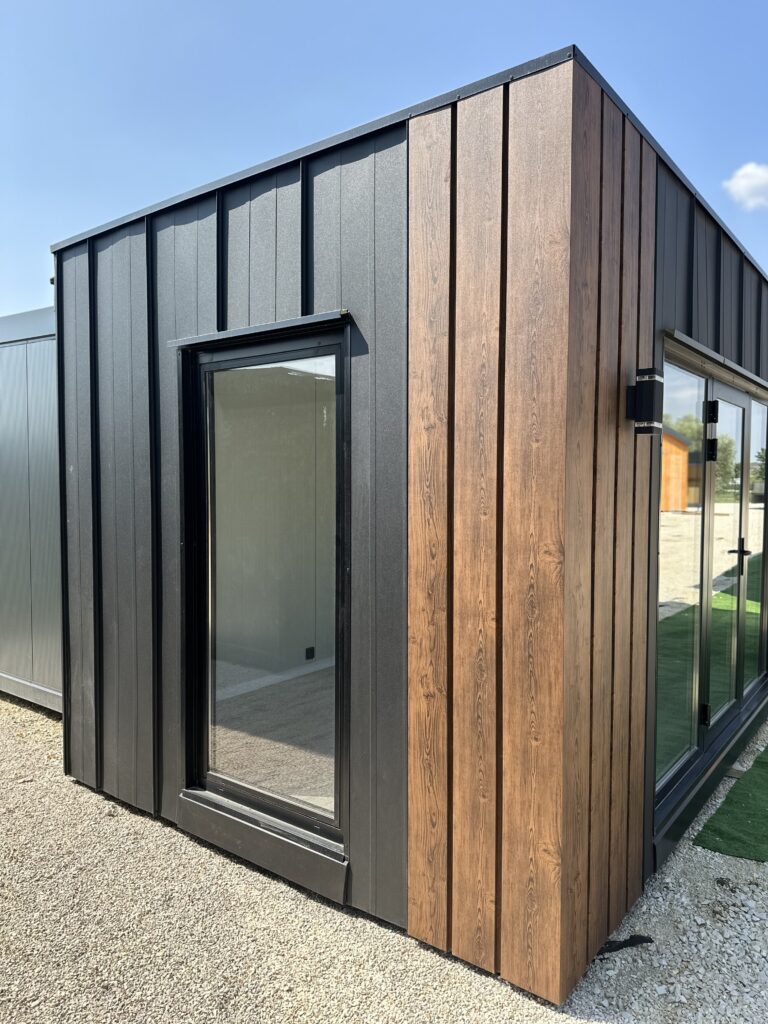 Moderne pavillon i sort