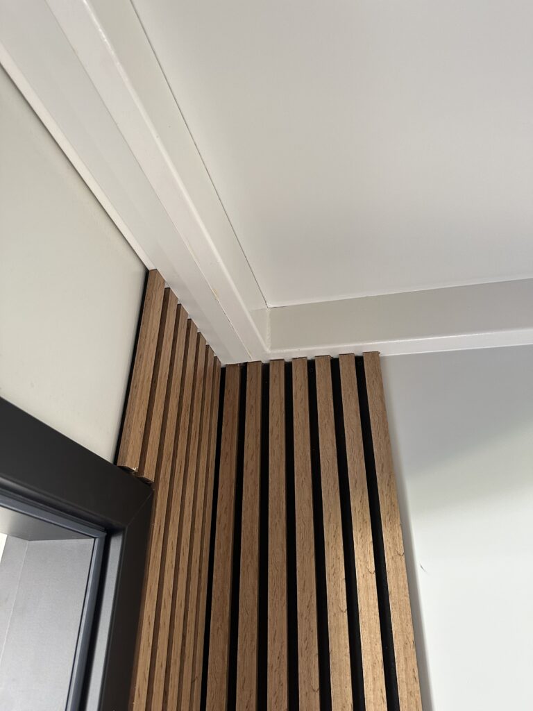 Indretningsmulighed med træpaneler