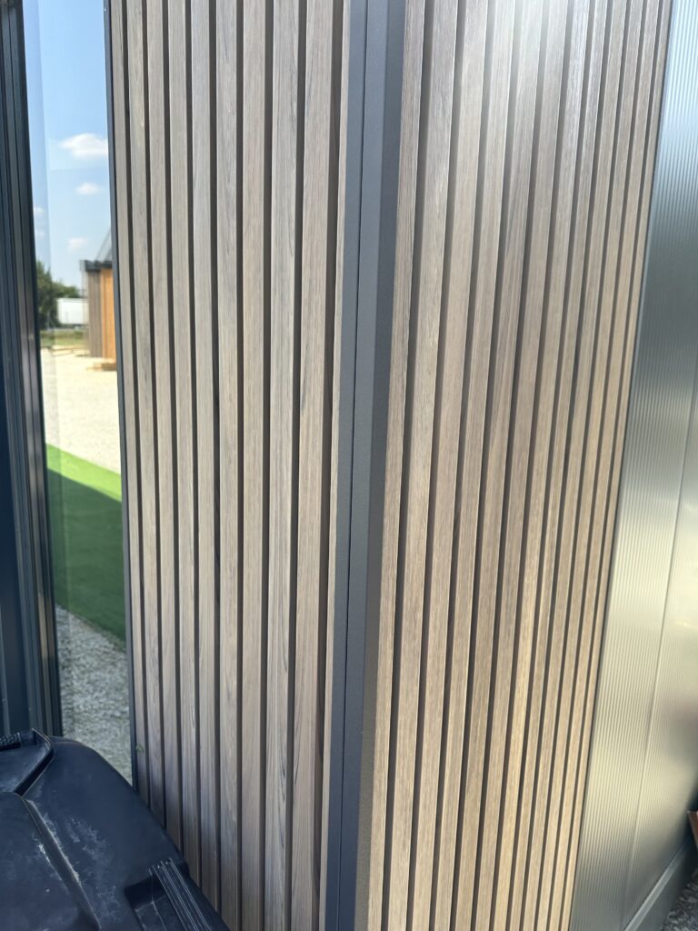 Nærbillede af træpanel look facade