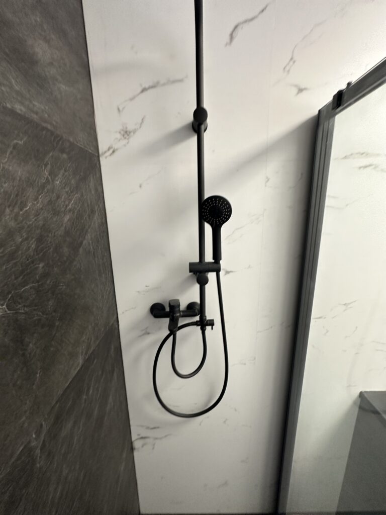 Badeværelse med sorte detaljer