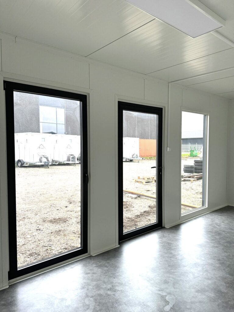 Indvendigt i en pavillon med 3 store vinduer