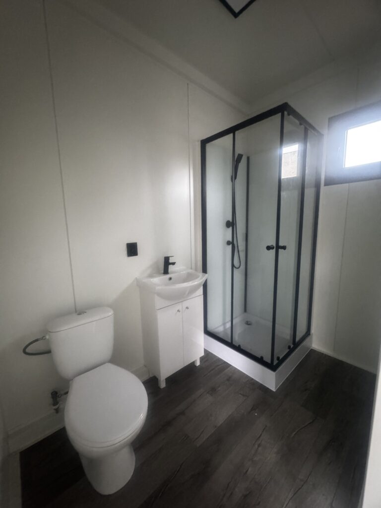 bad med toilet og vask