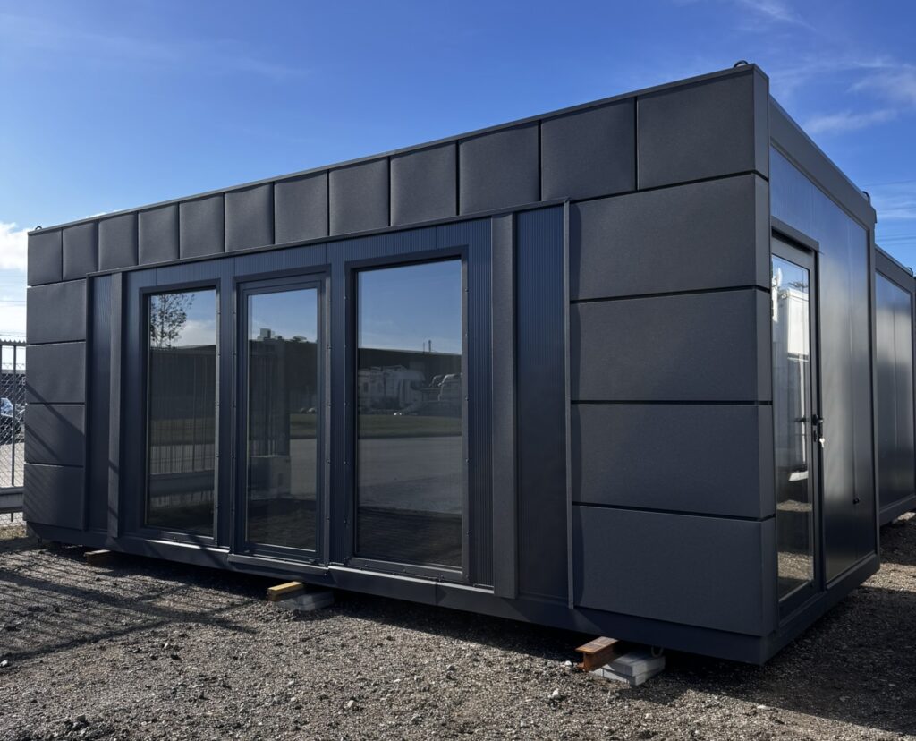 Flot pavillon med antracit grå beklædning