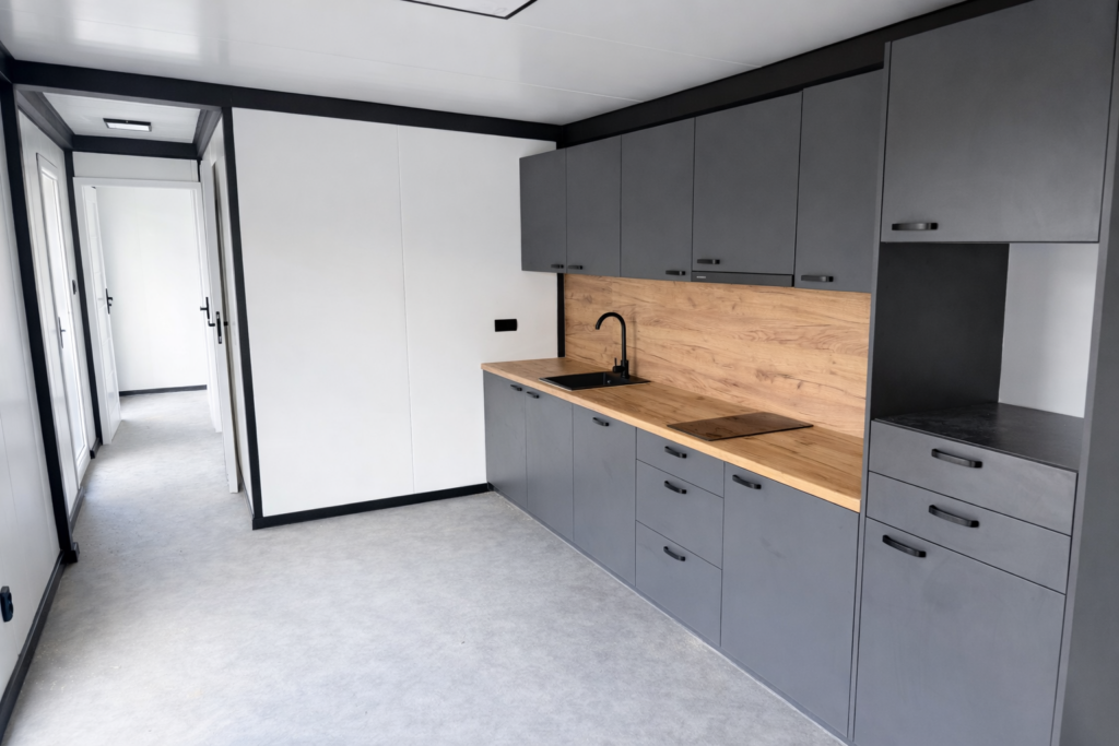 Fuldt køkken med hårde hvidevarer